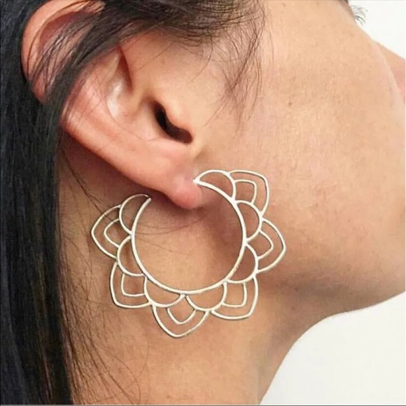 Jewelry - Silver lotus flower circle earrings 3 for $30